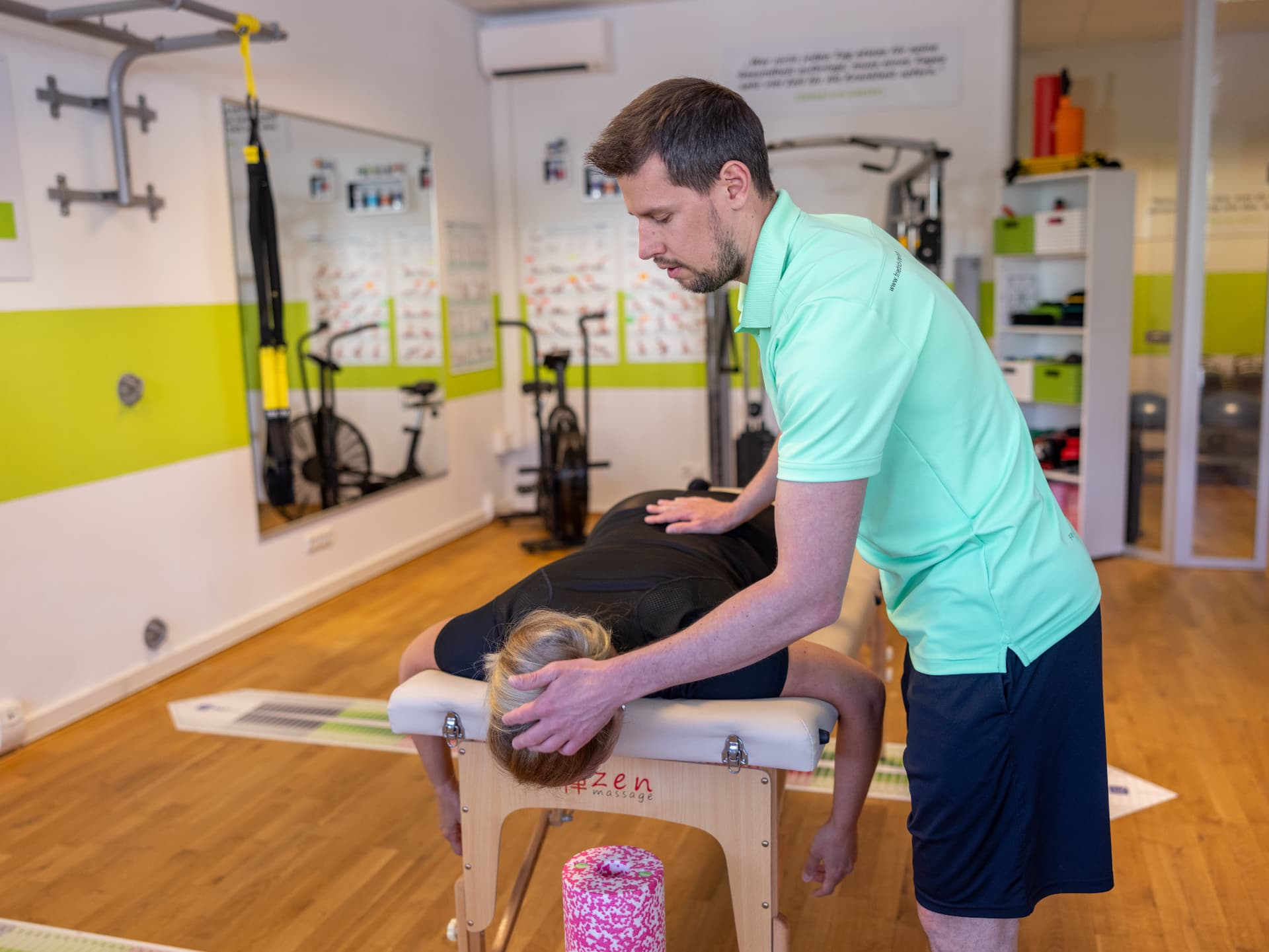 Therapeut behandelt Patientin – Reflexintegration in der Praxis